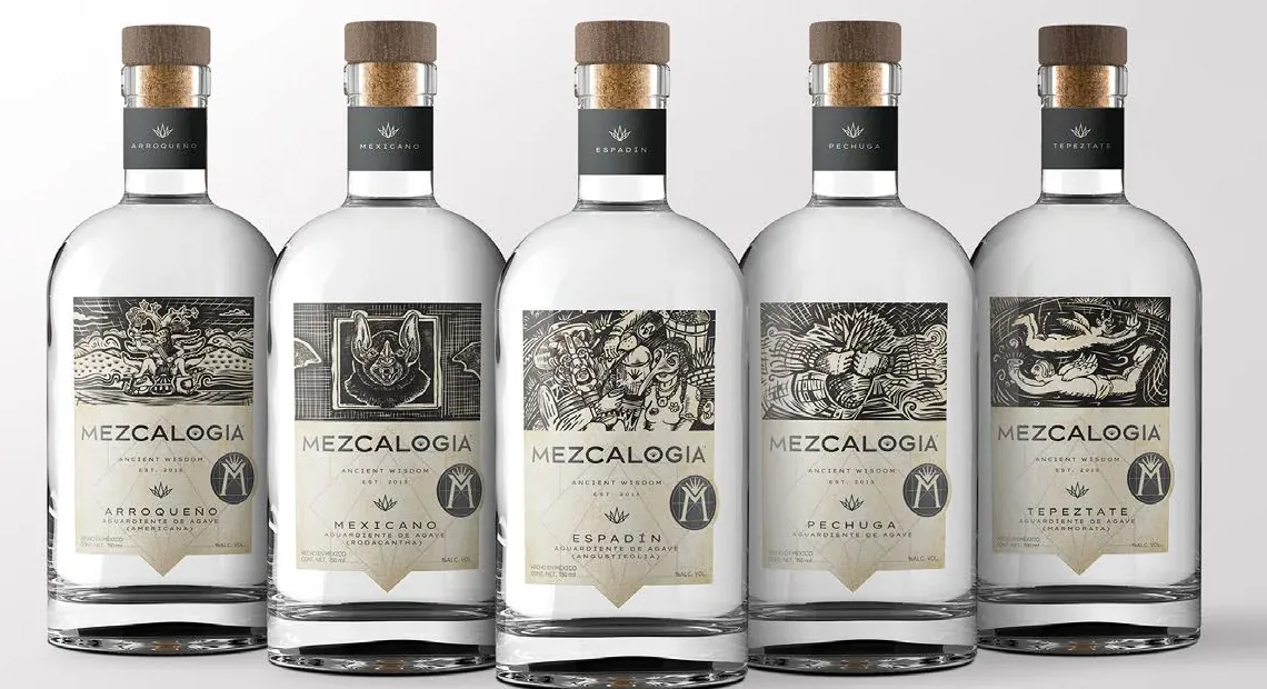 Cinco botellas de mezcal Mezcalogia con etiquetas ilustradas estilo grabado